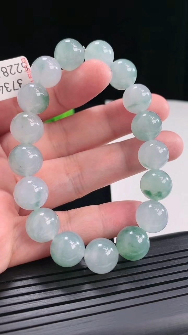 天然A货翡翠种飘花圆珠手串，尺寸12-16颗重量:52.25g4月26日
工厂直销收藏佳品,种好水足，色泽均匀，有种有色，上手高大气！