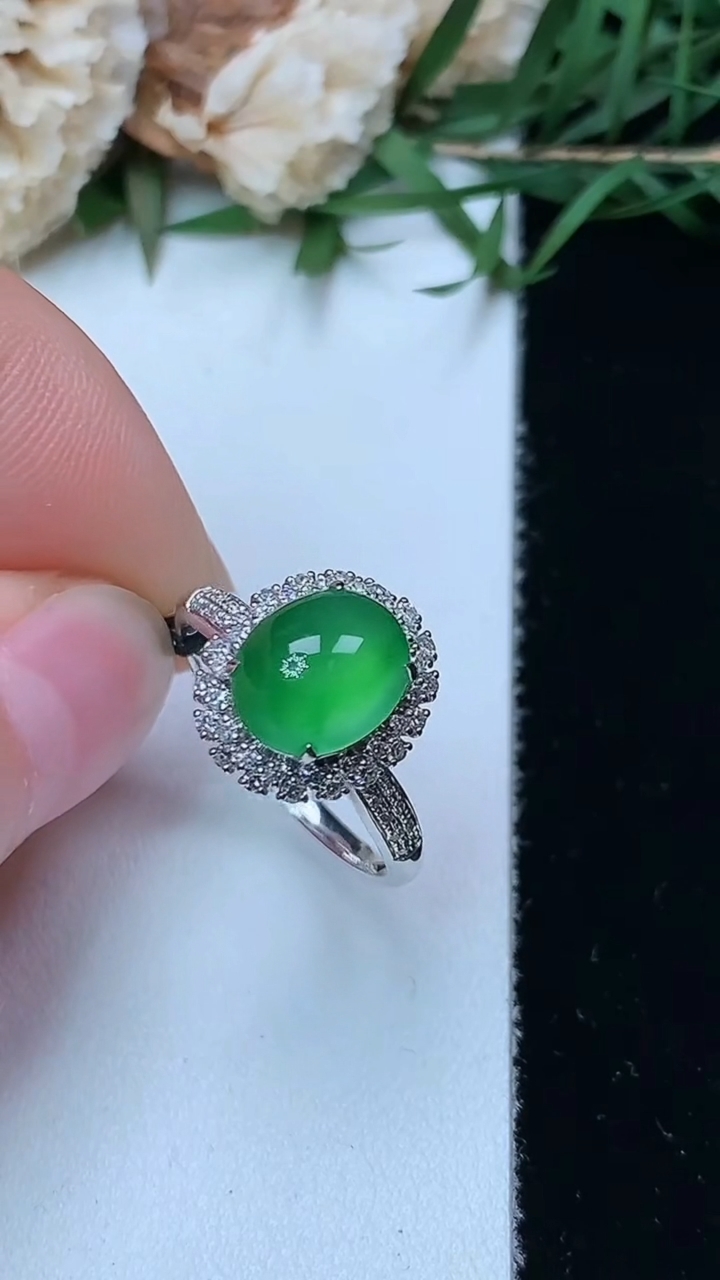 天然A货翡翠蛋面戒指，尺寸17-9-7.4，重量:2.67g
4月26日