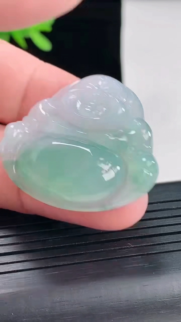 天然A货翡翠飘花佛公吊坠，尺寸32.5-35-6.2重量:10.82g
4月26日