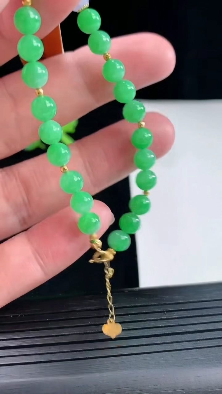 天然A货翡翠圆珠手链，尺寸6-19颗重量:9.45g4月26日
工厂直销收藏佳品,种好水足，色泽均匀，有种有色，上手高大气！