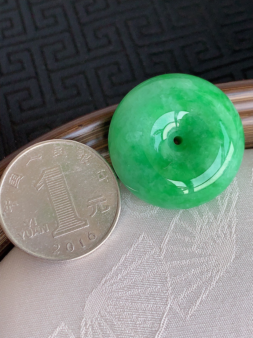 天然A货翡翠满绿平安扣吊坠 
尺寸27.5-12.6mm 重量21.15g 0425