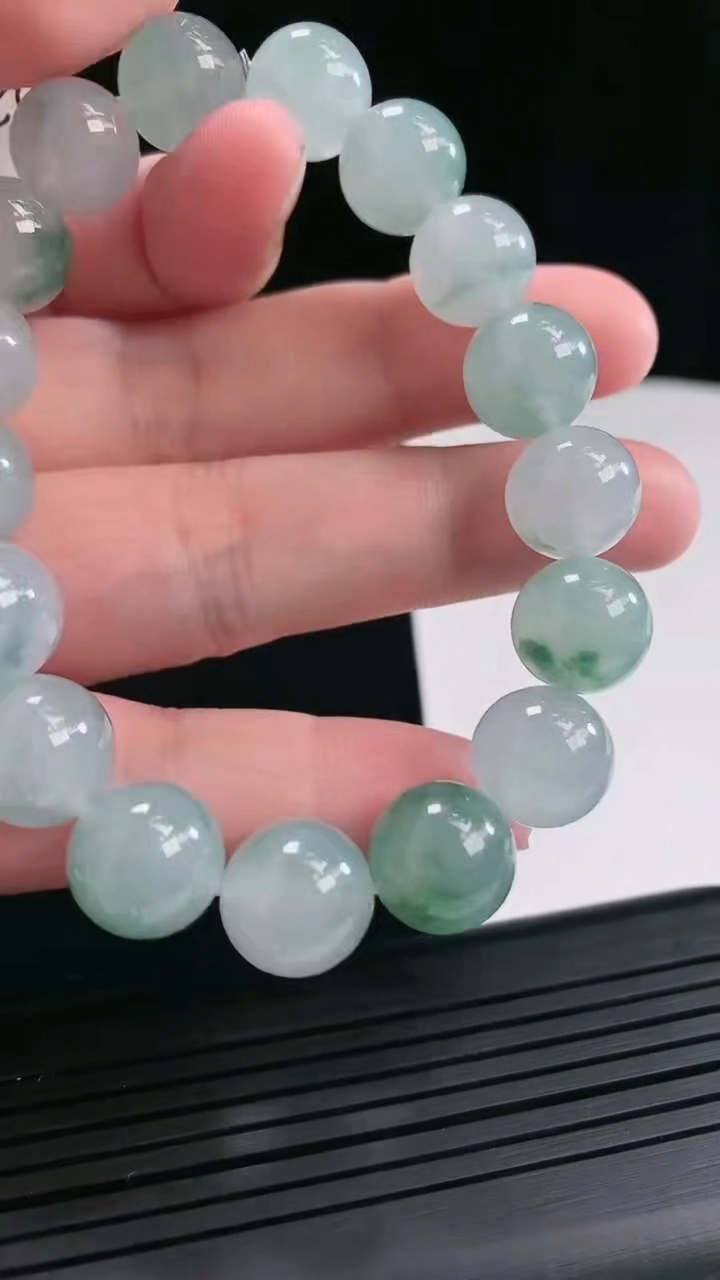 天然A货翡翠种飘花圆珠手串，尺寸12-16颗重量:52.25g4月26日
工厂直销收藏佳品,种好水足，色泽均匀，有种有色，上手高大气！