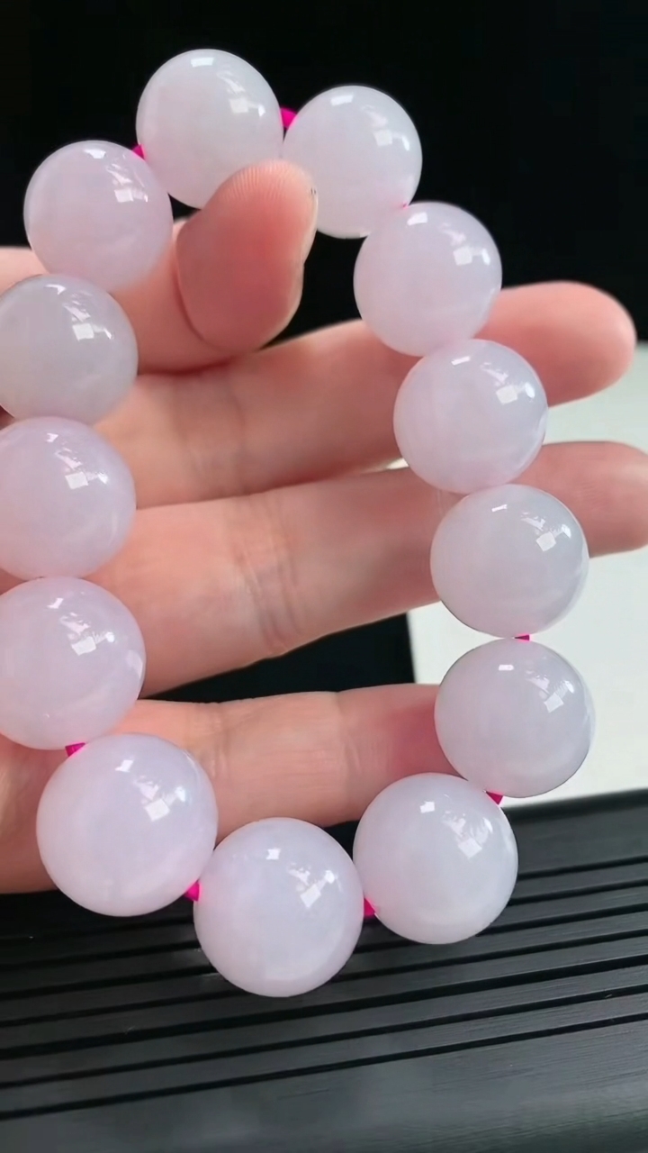 天然A货翡翠紫罗兰圆珠手串，尺寸15.5-13颗重量:86.79g4月26日
工厂直销收藏佳品,种好水足，色泽均匀，有种有色，上手高大气！