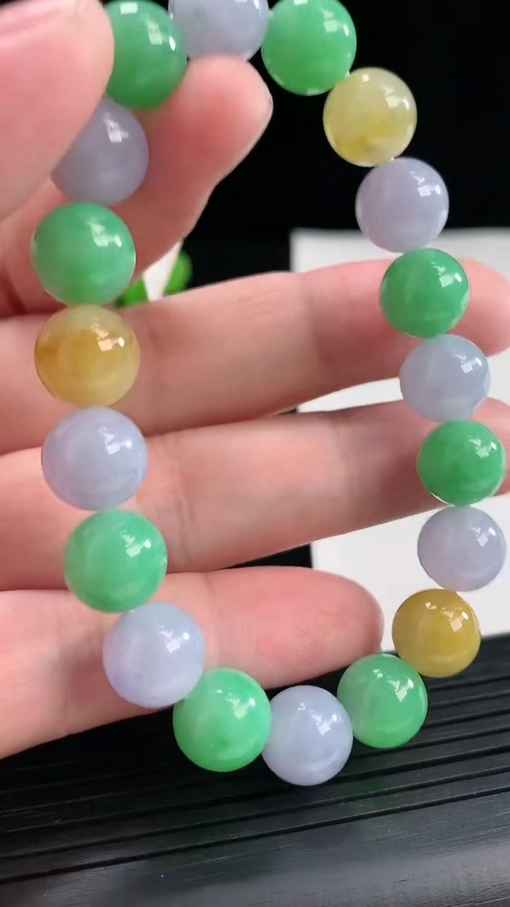 天然A货翡翠三彩圆珠手串，尺寸10-19颗重量:34.12g4月26日
工厂直销收藏佳品,种好水足，色泽均匀，有种有色，上手高大气！