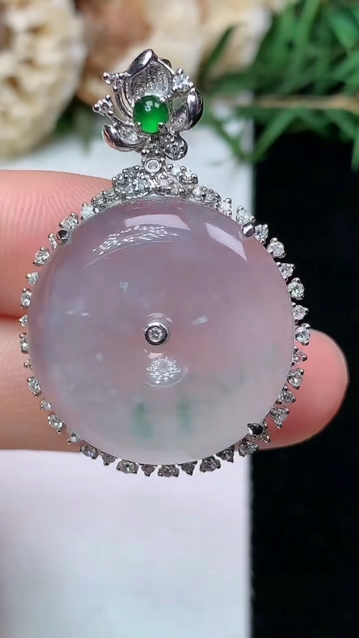 天然A货翡翠飘花平安扣吊坠，尺寸35-24-8，裸石21.8，重量:6.38g
4月26日