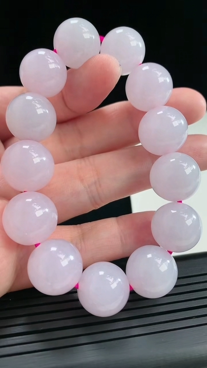 天然A货翡翠紫罗兰圆珠手串，尺寸15.5-13颗重量:86.79g4月26日
工厂直销收藏佳品,种好水足，色泽均匀，有种有色，上手高大气！