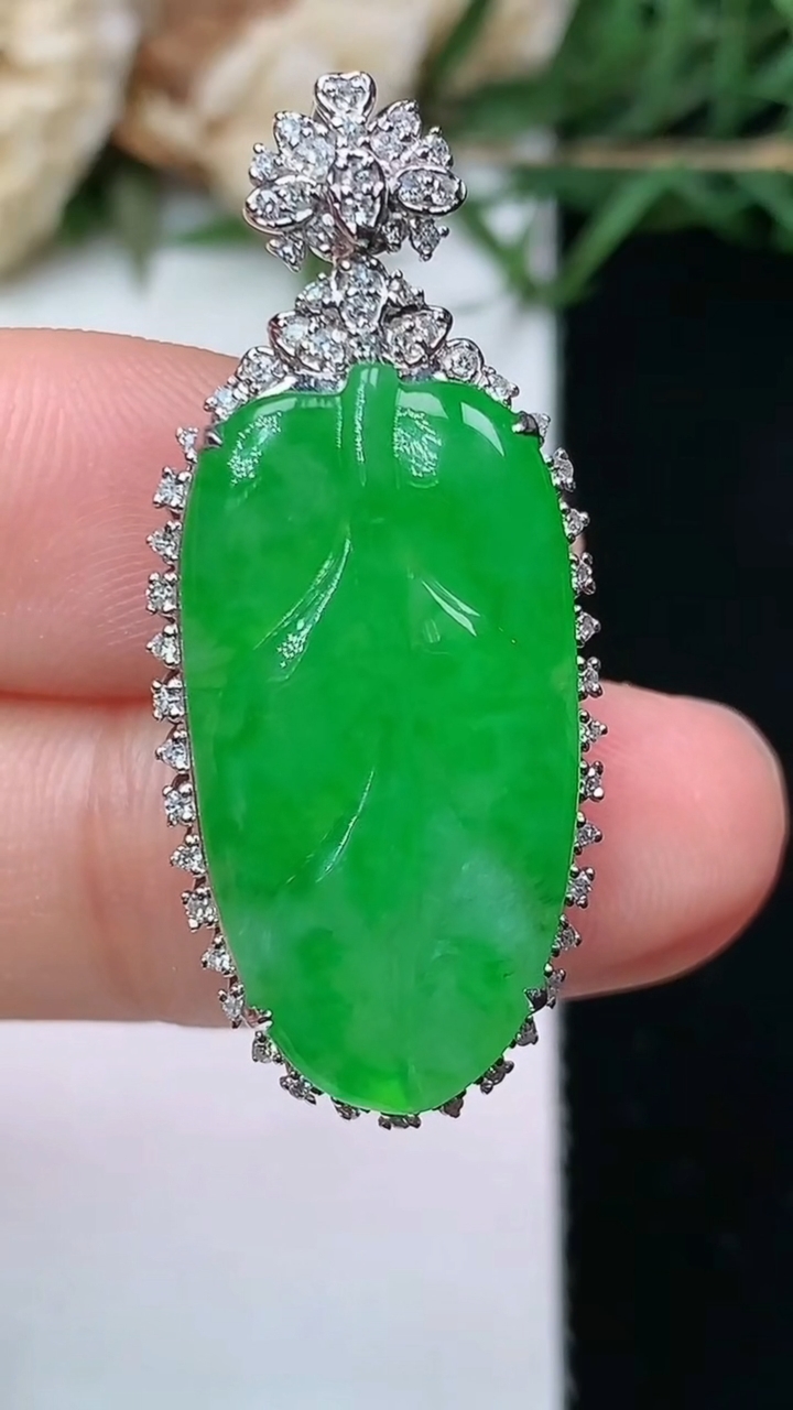 天然A货翡翠金枝玉叶 叶子吊坠，尺寸35.7-15.4-8.3，裸石24.6-12.9，重量:5.0