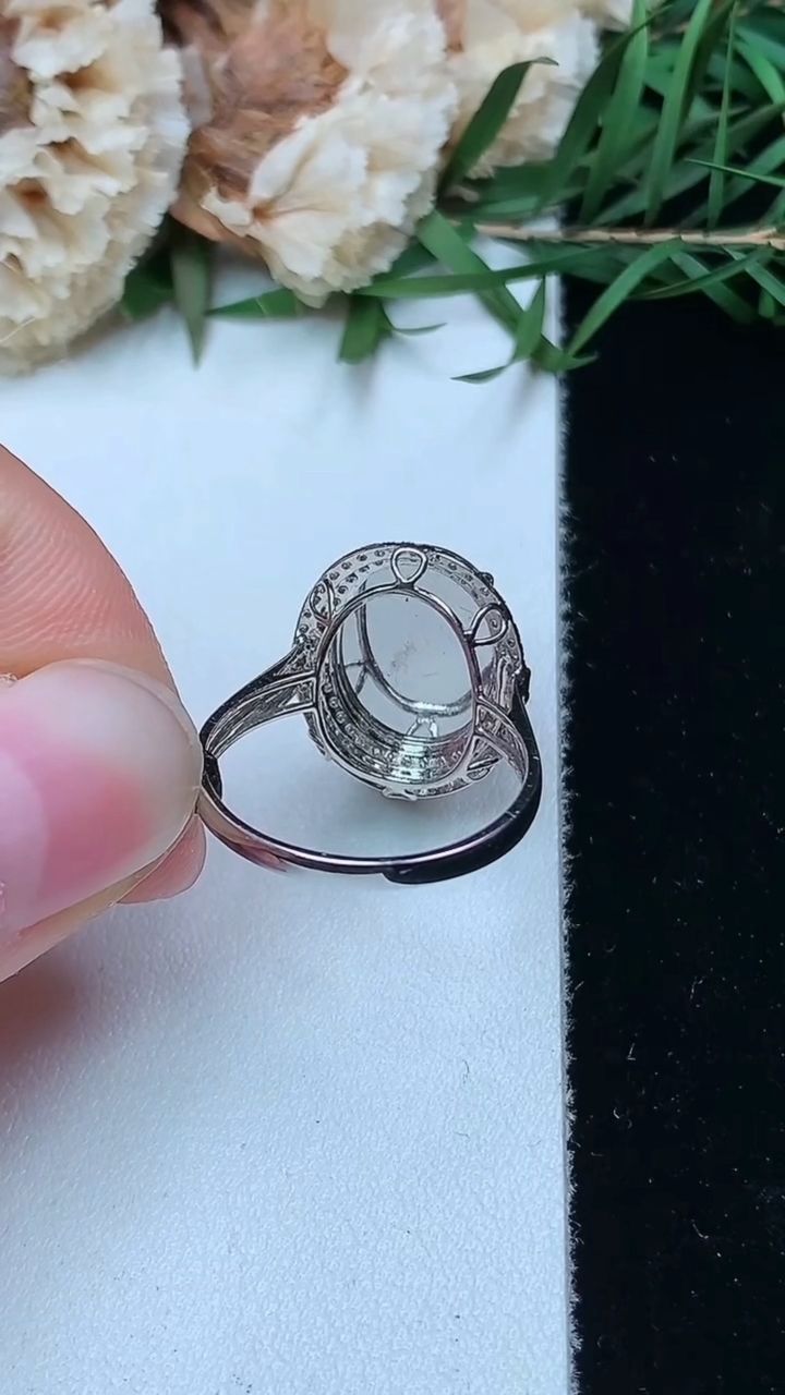 天然A货翡翠蛋面戒指，尺寸17-12.9-9.9，重量:3.37g2026年4月26日
工厂直销收藏佳品,种好水足，色泽均匀，有种有色，上手高大气！