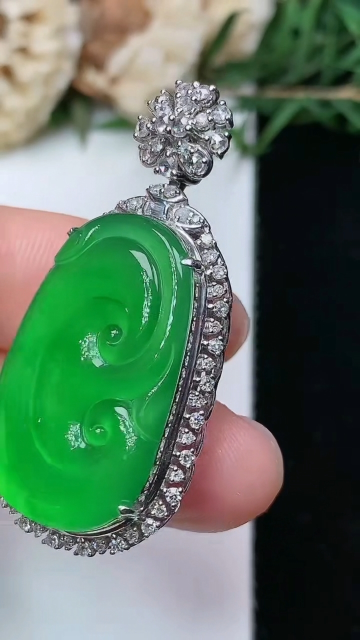 天然A货翡翠如意吊坠，尺寸40.7-20-9，裸石26.4-16.2，重量:7.79g
4月26日