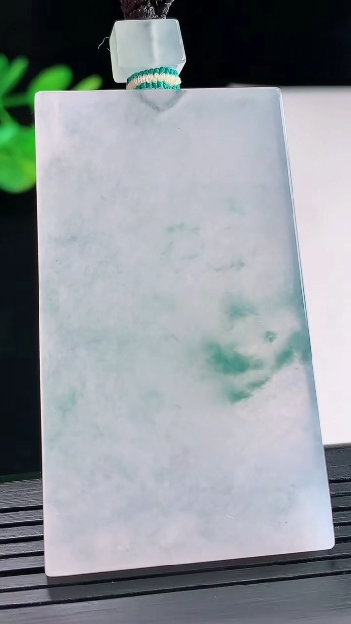 天然A货翡翠种飘花无事牌吊坠，尺寸57.5-34.5-4.6重量:35.51g
4月26日