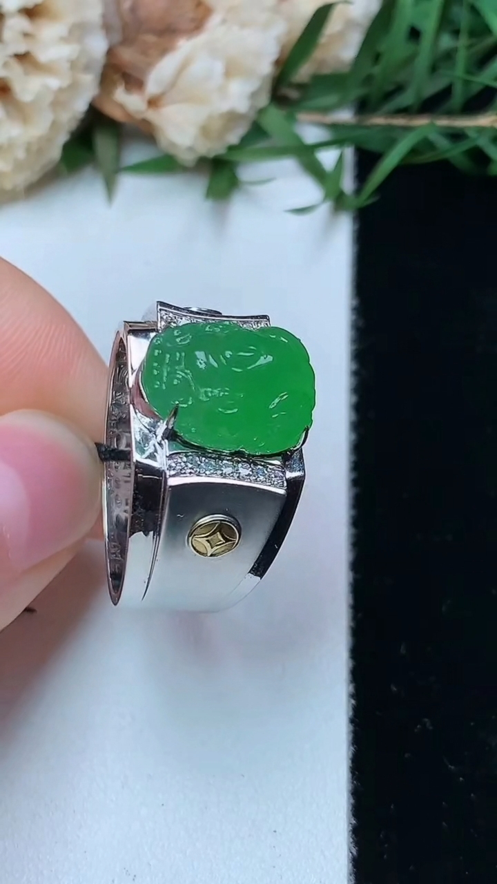 天然A货翡翠貔貅戒指，尺寸19.3-12.9-9.3，重量:6.36g2026年4月26日
工厂直销收藏佳品,种好水足，色泽均匀，有种有色，上手高大气！