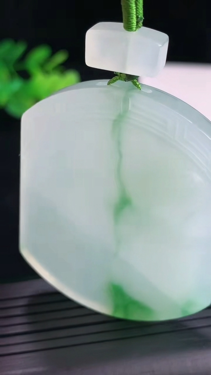 天然A货翡翠仿古无事牌吊坠，尺寸52-42.6-6重量:39.54g
4月26日