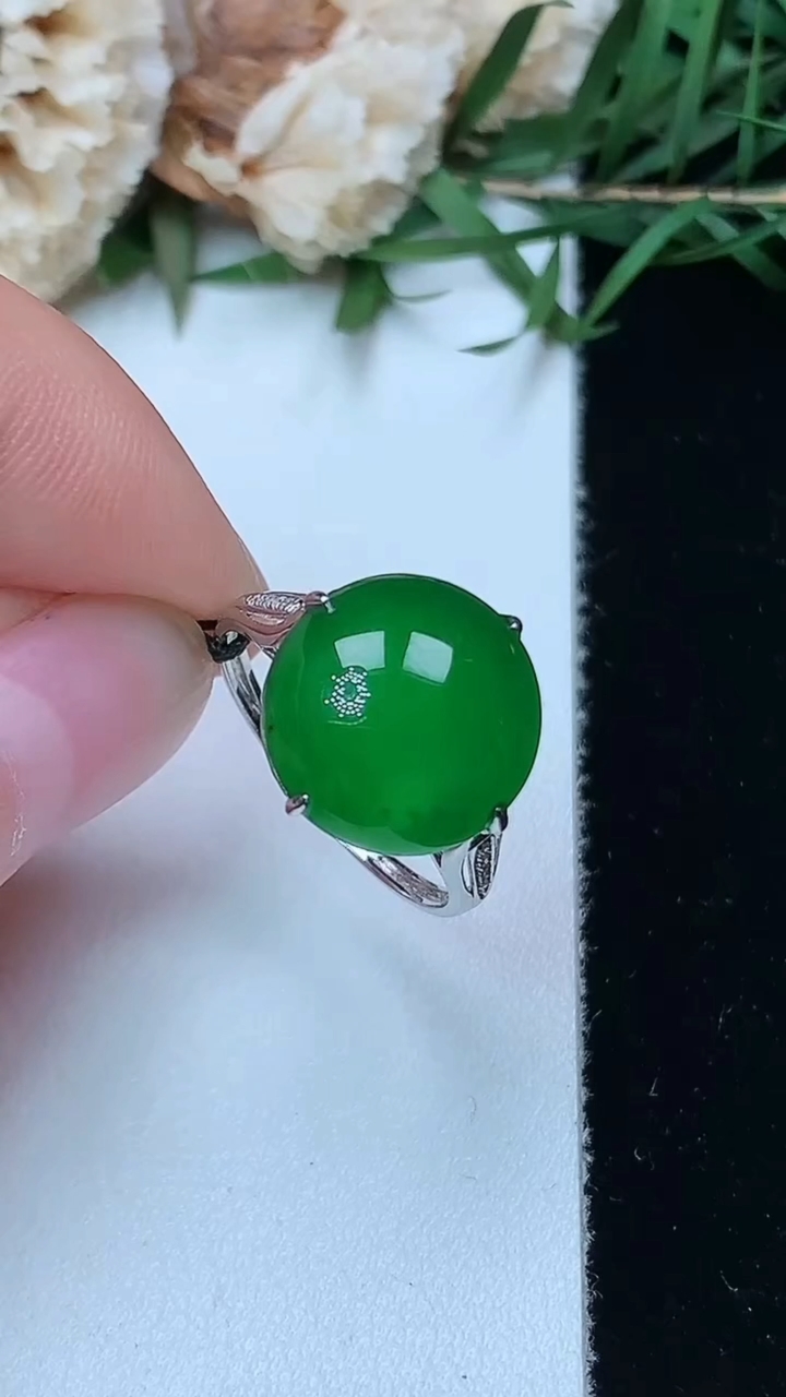 天然A货翡翠蛋面戒指，尺寸17-12-11.8，重量:2.33g2026年4月26日
工厂直销收藏佳