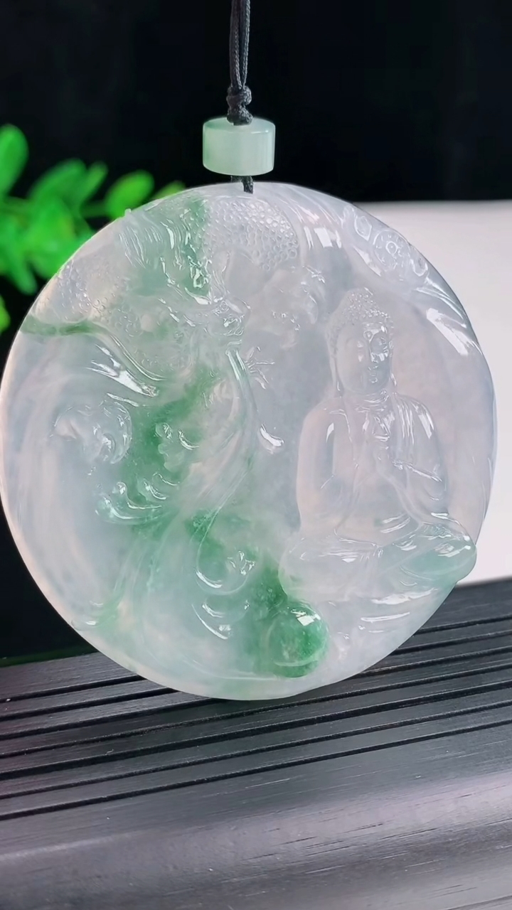 天然A货翡翠种飘花祥龙大日如来佛吊坠，尺寸56-8重量:50.18g
4月26日