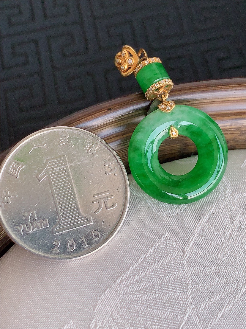 天然A货翡翠18K金伴钻镶嵌满绿平安环吊坠 
尺寸34.2-18.8-3.5mm 重量3.62g 0425