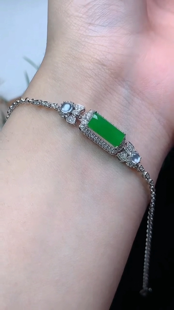 天然A货翡翠马鞍手链，尺寸10.5-4.6，重量:3.19g
4月26日