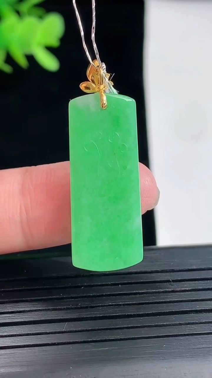 天然A货翡翠无事牌吊坠，尺寸30-12-3重量:3.14g
4月26日