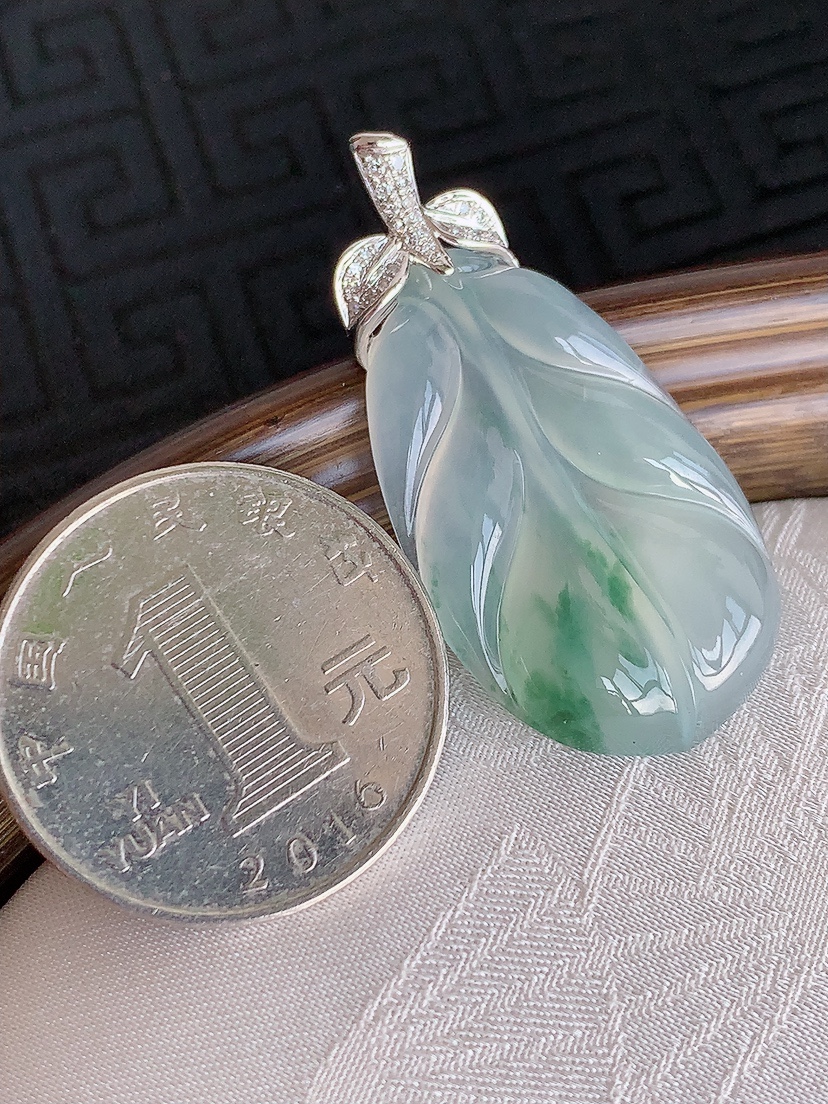 天然A货翡翠18K金伴钻镶嵌飘花叶子金枝玉叶吊坠 
尺寸38.8-29.8-18.8-4.6mm 重量5.46g 0425