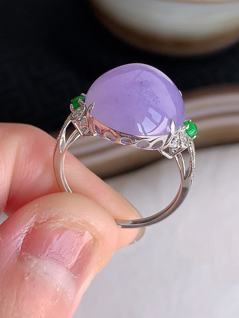 天然A货翡翠18K金伴钻镶嵌紫罗兰蛋面戒指 圈口17.2裸石
尺寸14.2-13mm 重量3.65g