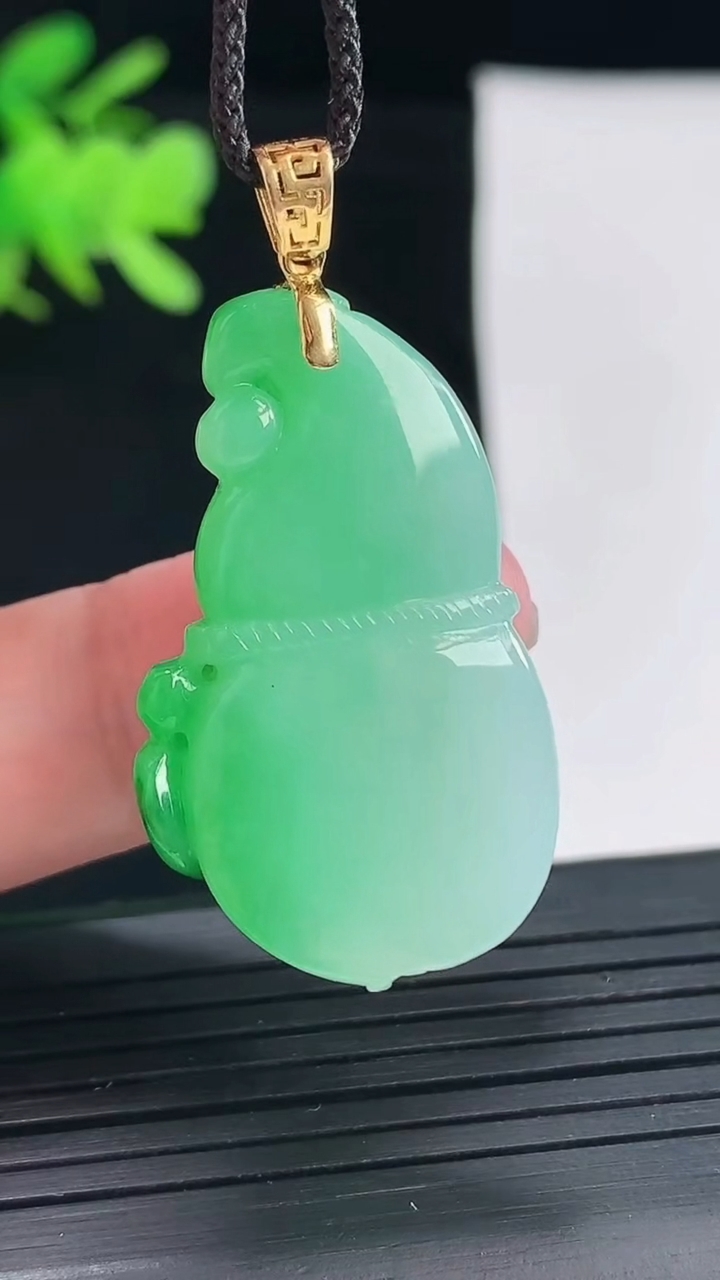 天然A货翡翠葫芦吊坠，尺寸35-20.6-11.8重量:12.31g
4月26日