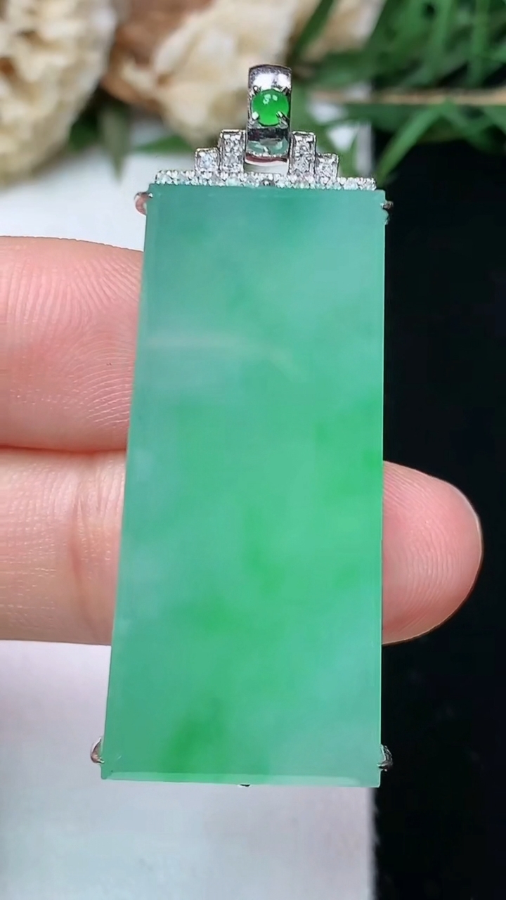 天然A货翡翠无事牌吊坠，尺寸33.7-15.5-8.2，重量:11.22g
4月26日