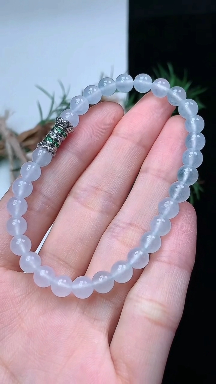 天然A货翡翠白冰圆珠手串，尺寸5.7-30颗，重量:11.38g4月26日
工厂直销收藏佳品,种好水足，色泽均匀，有种有色，上手高大气！