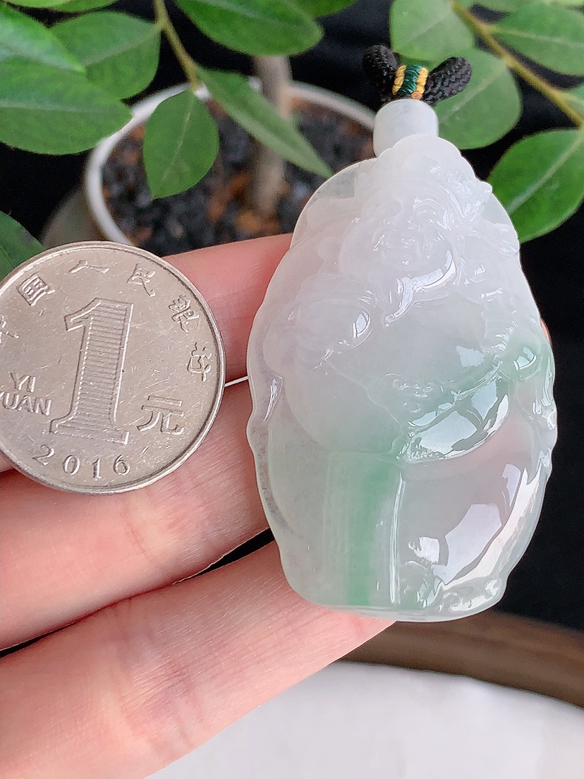 天然A货翡翠飘绿财神爷吊坠 
尺寸47.5-30-11.5mm 重量35.12g 0425