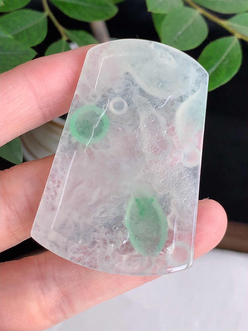 天然A货翡翠飘绿龙牌吊坠 
尺寸52-34.5-4.8mm 重量16.70g 0425