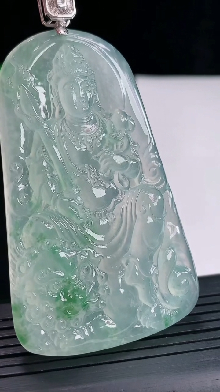 天然A货翡翠种飘花文殊菩萨吊坠，尺寸68.6-43-6.8重量:40.88g
4月26日