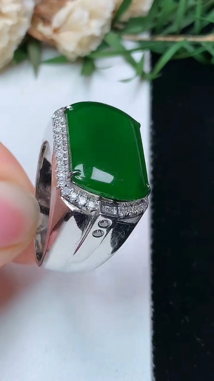 天然A货翡翠马鞍戒指，尺寸18.3-17.5-11.8，重量:7.25g2026年4月26日
工厂直销收藏佳品,种好水足，色泽均匀，有种有色，上手高大气！