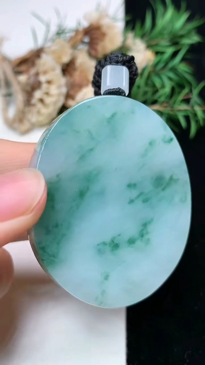 天然A货翡翠飘花悟道吊坠，尺寸49.6-41.8-12.3，重量:66.82g
4月26日