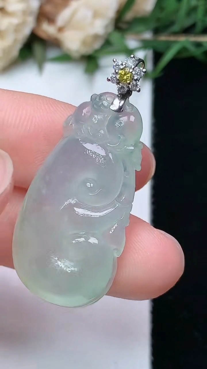 天然A货翡翠如意吊坠，尺寸30-16-5.6，重量:5.47g
4月26日