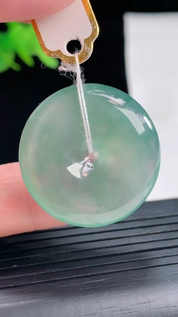 天然A货翡翠平安扣吊坠，尺寸27.5-5重量:8.00g
4月26日