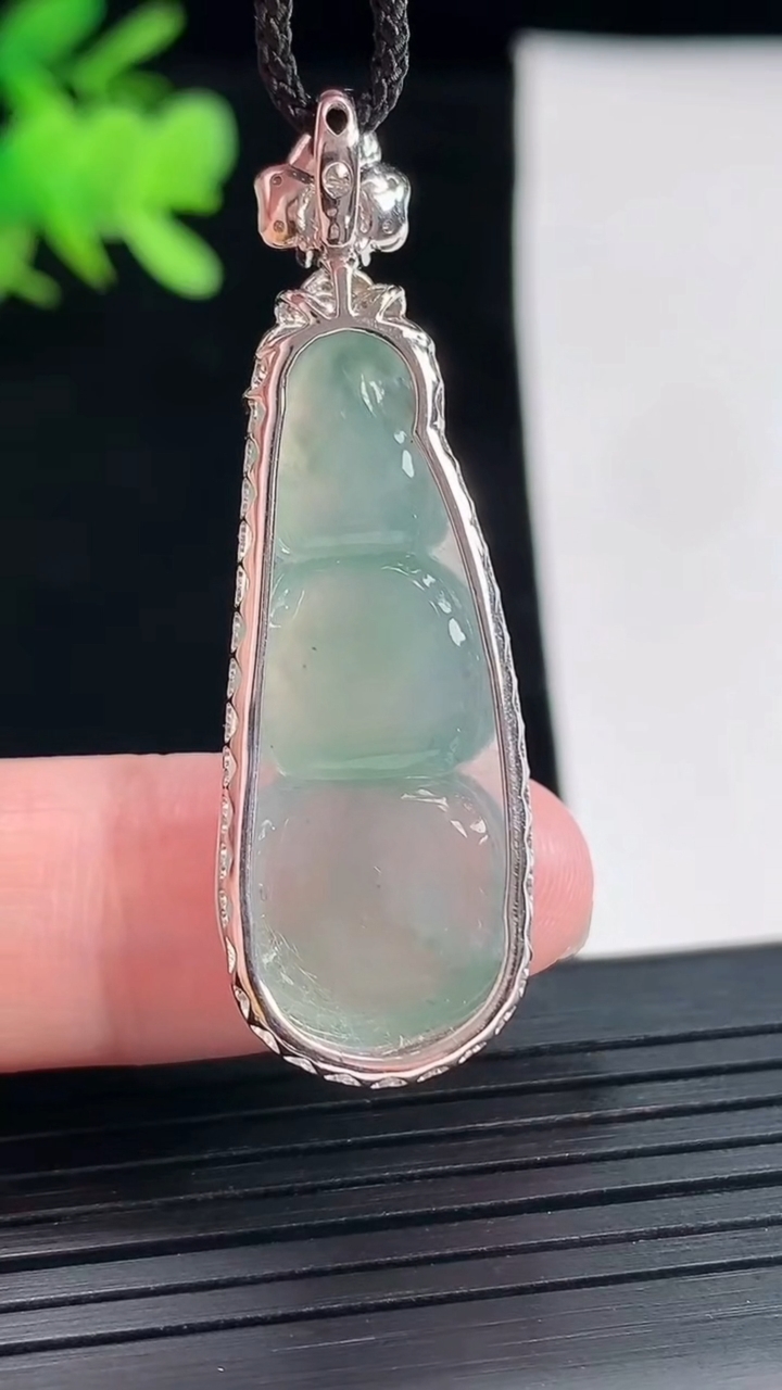 天然A货翡翠福豆吊坠，尺寸45-14-6.2，裸石33-15重量:5.43g
4月26日