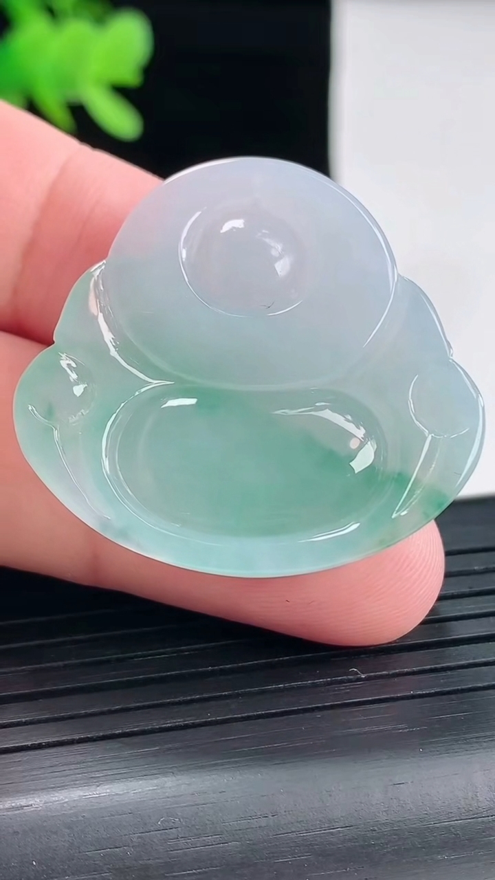 天然A货翡翠飘花佛公吊坠，尺寸32.5-35-6.2重量:10.82g
4月26日