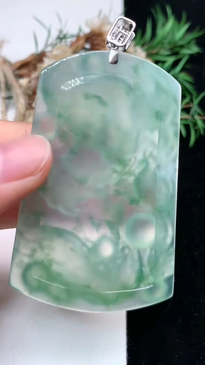 天然A货翡翠龙牌吊坠，尺寸63-40.6-6.2，重量:31.97g
4月26日