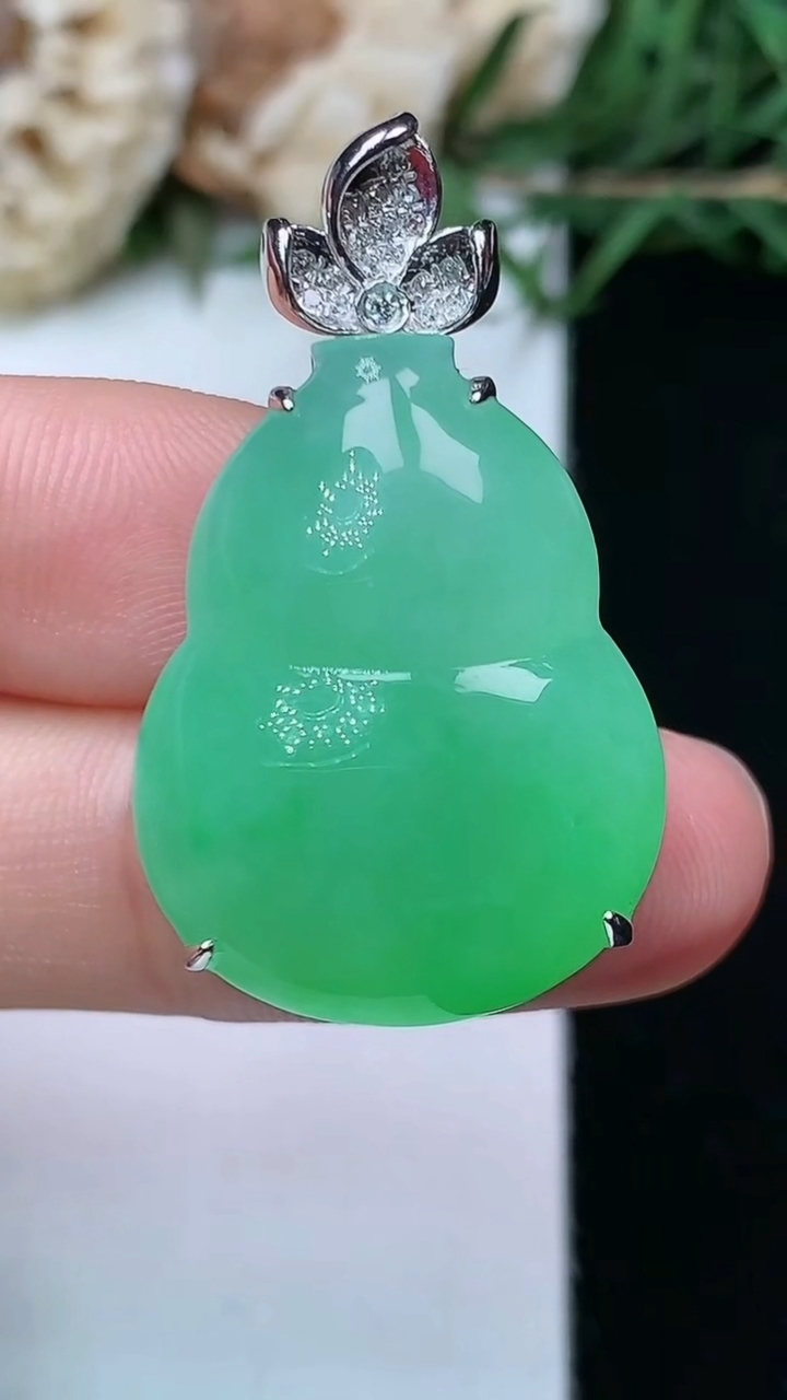 天然A货翡翠葫芦吊坠，尺寸24.9-19.3-10.8，重量:8.75g
4月26日