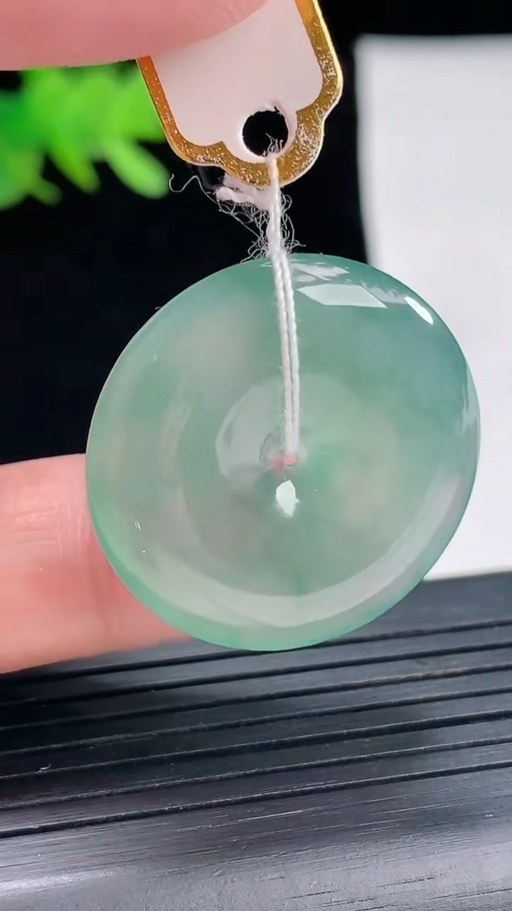 天然A货翡翠平安扣吊坠，尺寸27.5-5重量:8.00g
4月26日