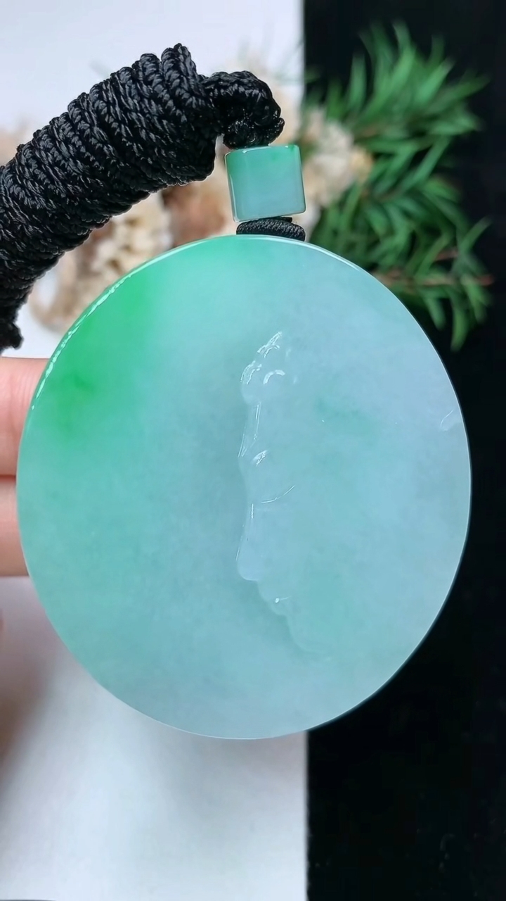 天然A货翡翠佛头吊坠，尺寸48.2-44.3-13，重量:75.64g
4月26日