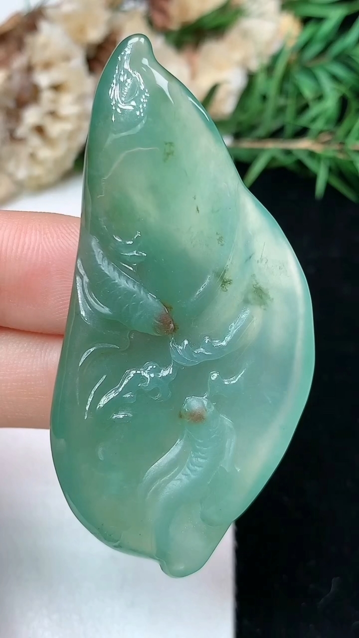 天然A货翡翠双彩年年有余吊坠，尺寸58-27.6-5.6，重量:15.57g
4月26日