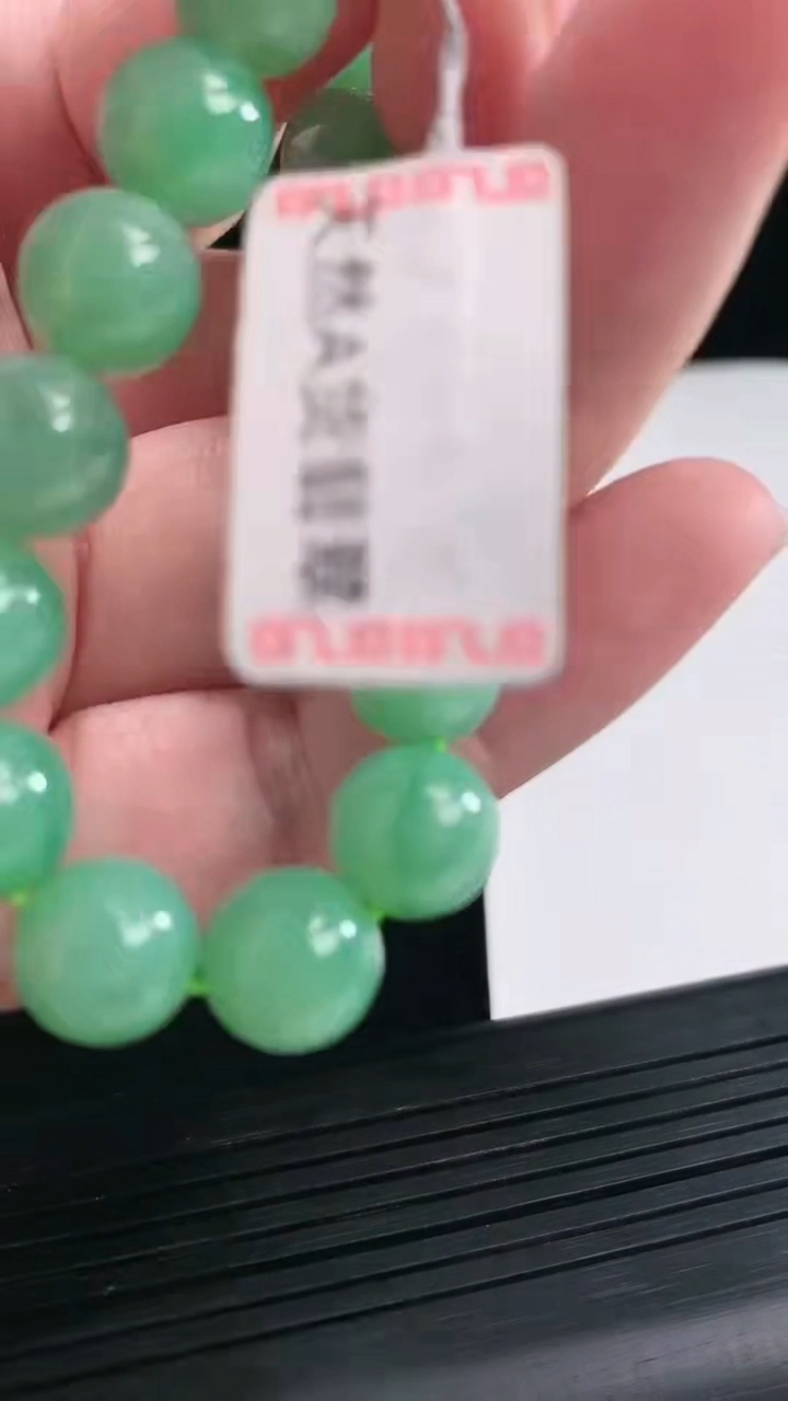 天然A货翡翠圆珠手串，尺寸10-19颗重量:32.84g4月26日
工厂直销收藏佳品,种好水足，色泽均匀，有种有色，上手高大气！
