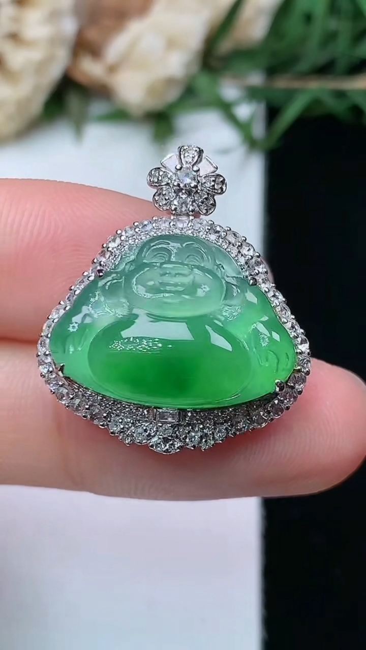 天然A货翡翠佛公吊坠，尺寸24.2-20.8-10.2，裸石12.9-18，重量:4.49g
4月26日