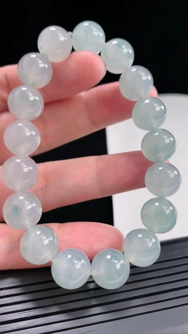 天然A货翡翠种飘花圆珠手串，尺寸12.5-16颗重量:55.94g4月26日
工厂直销收藏佳品,种好水足，色泽均匀，有种有色，上手高大气！