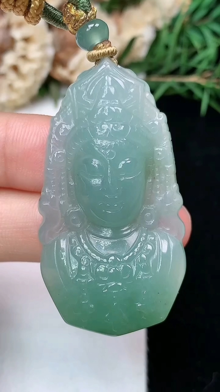 天然A货翡翠观音头吊坠，尺寸43.6-24-6.6，重量:15.13g
4月26日