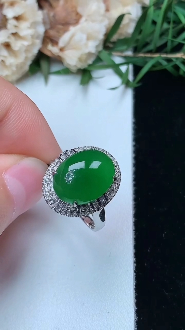 天然A货翡翠蛋面戒指，尺寸17-12.9-9.9，重量:3.37g2026年4月26日
工厂直销收藏