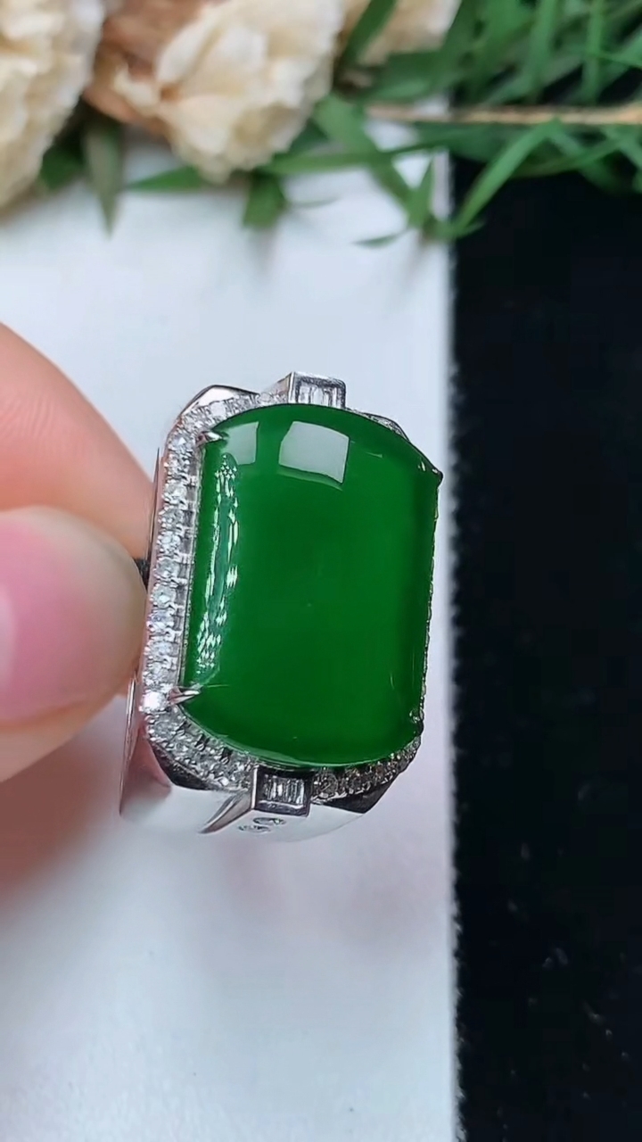 天然A货翡翠马鞍戒指，尺寸18.3-17.5-11.8，重量:7.25g2026年4月26日
工厂直销收藏佳品,种好水足，色泽均匀，有种有色，上手高大气！