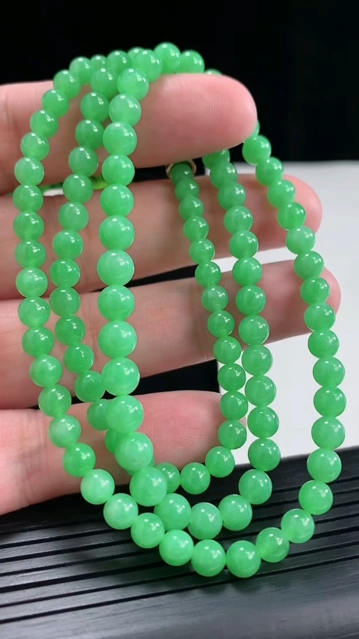 天然A货翡翠圆珠项链，尺寸5.5-111颗重量:30.20g
4月26日