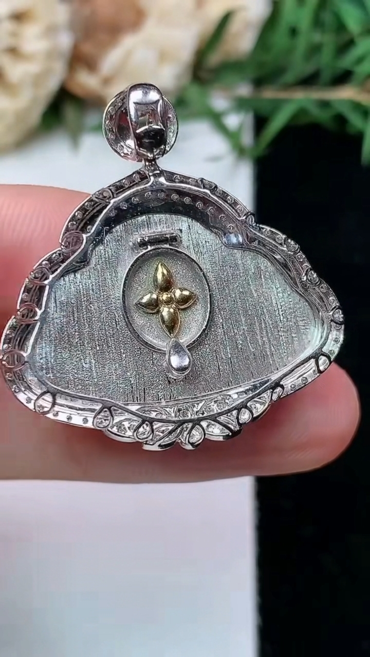 天然A货翡翠佛公吊坠，尺寸29.8-27.9-8.5，裸石16.2-25.4，重量:5.54g
4月26日