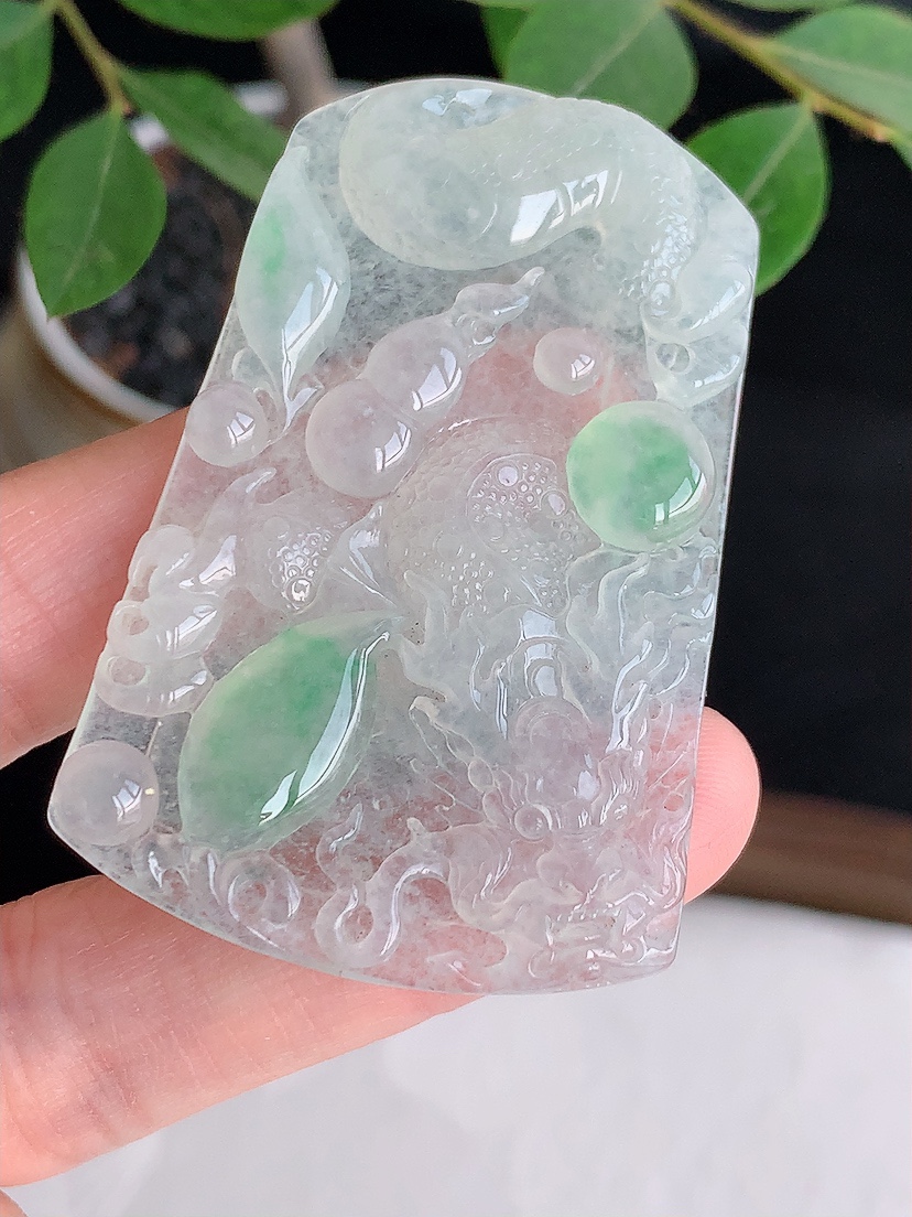 天然A货翡翠飘绿龙牌吊坠 
尺寸52-34.5-4.8mm 重量16.70g 0425