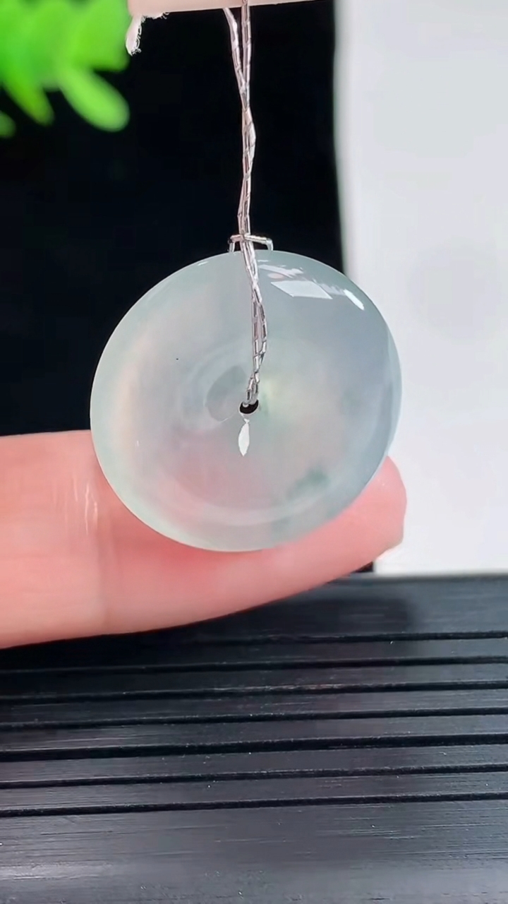 天然A货翡翠冰种飘花平安扣吊坠，尺寸21-5重量:4.84g
4月26日